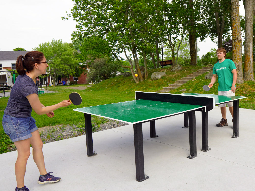 table ping pong extérieure en action atlasbarz 1000x750 1 Outdoor recreation   Saint Urbain Premier