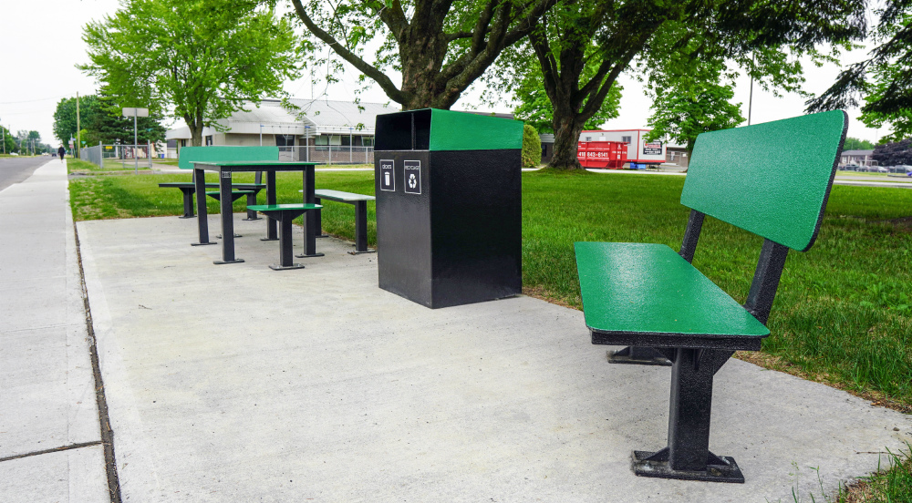 Mobilier urbain canada 2020 Innovative street furniture, Rest areas, Laurier Station